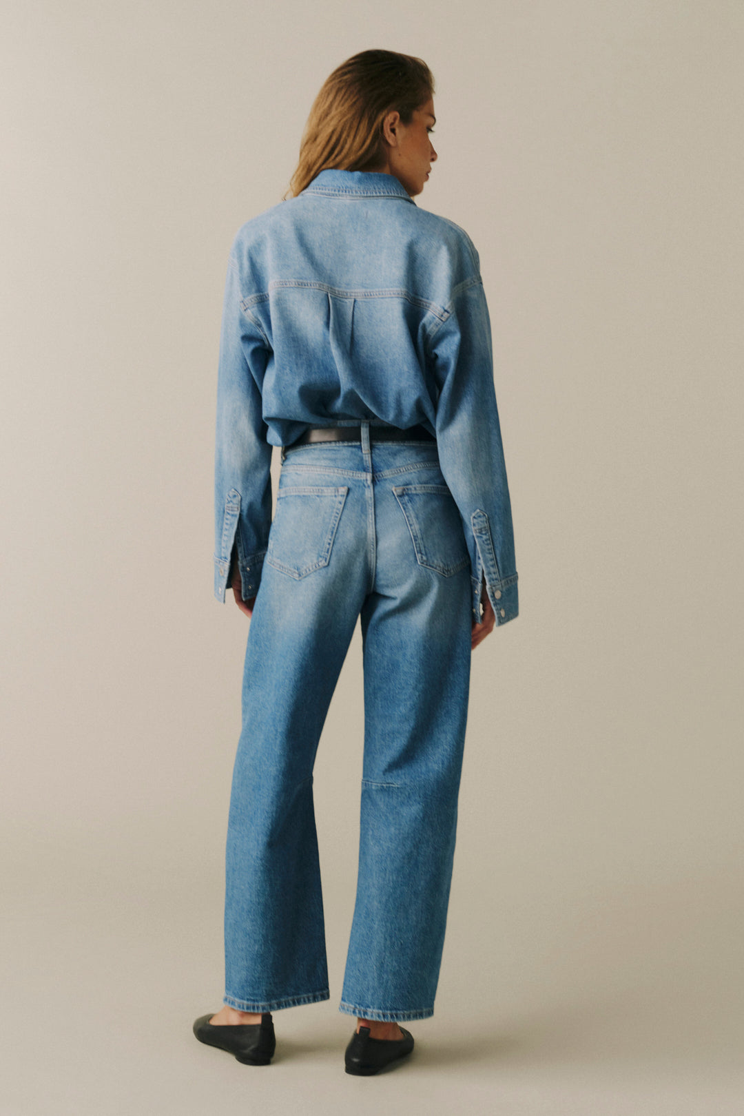 BNA Women's High-Rise Soft Curve Barrel jeans in Sadie, detail view