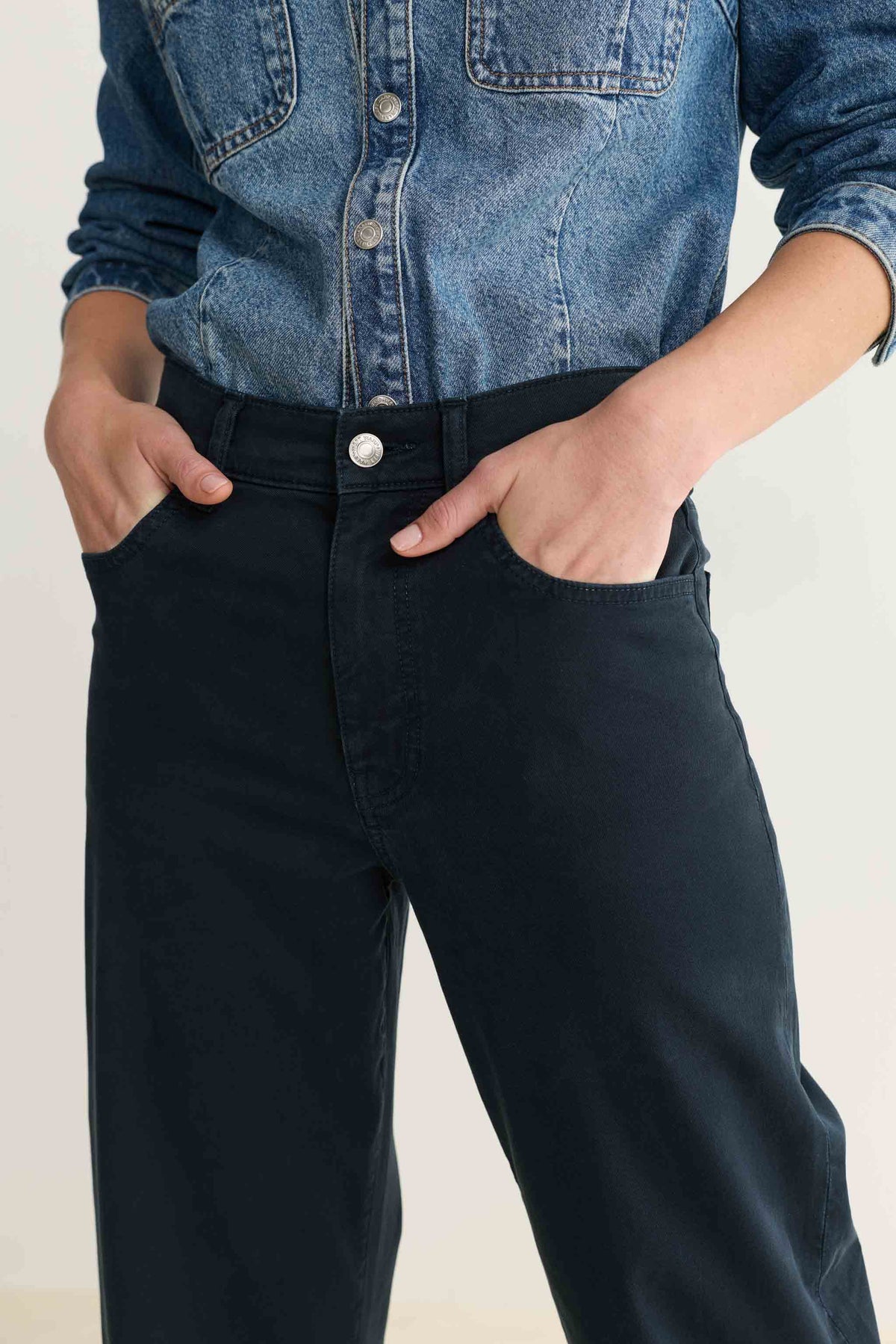 BNA TWILL - SOFT CURVE BARREL PANTS | CARBON BLUE