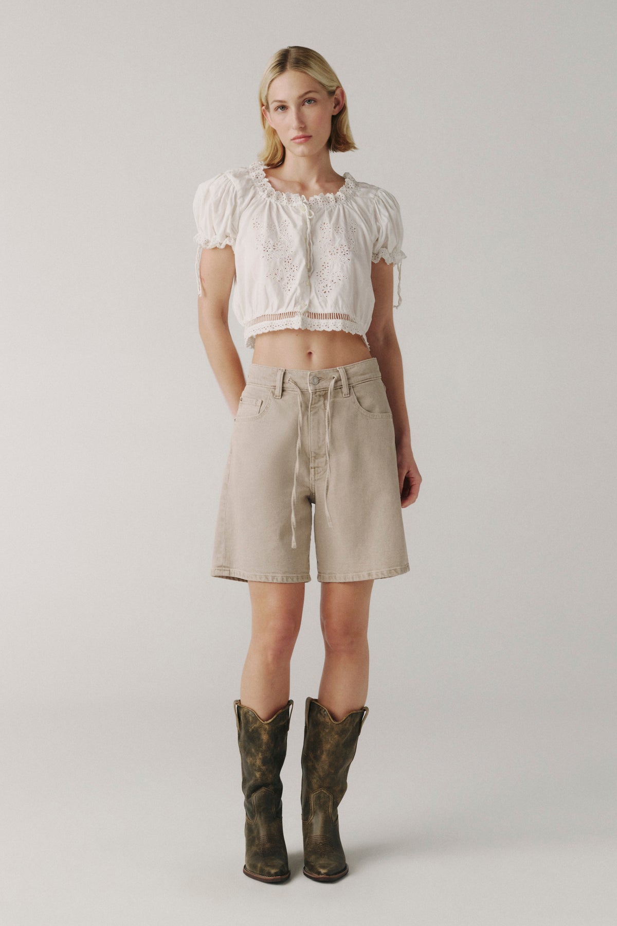 BNA - SOFT CURVE SHORT | SAND DOLLAR
